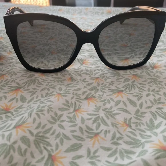 -sold- gucci sunglasses - Picture 3 of 6